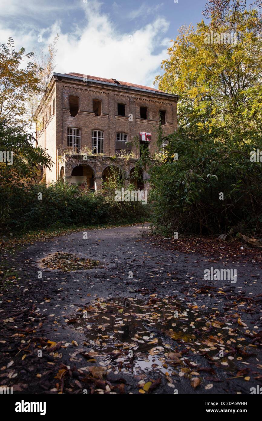 La casa Fuehlingen (Villa Oppenheim) en Neusser Landstrasse en Fuehlingen, casa fantasma, abandonado, vacante, Colonia, Alemania. Das Haus Fuehlingen (V Foto de stock