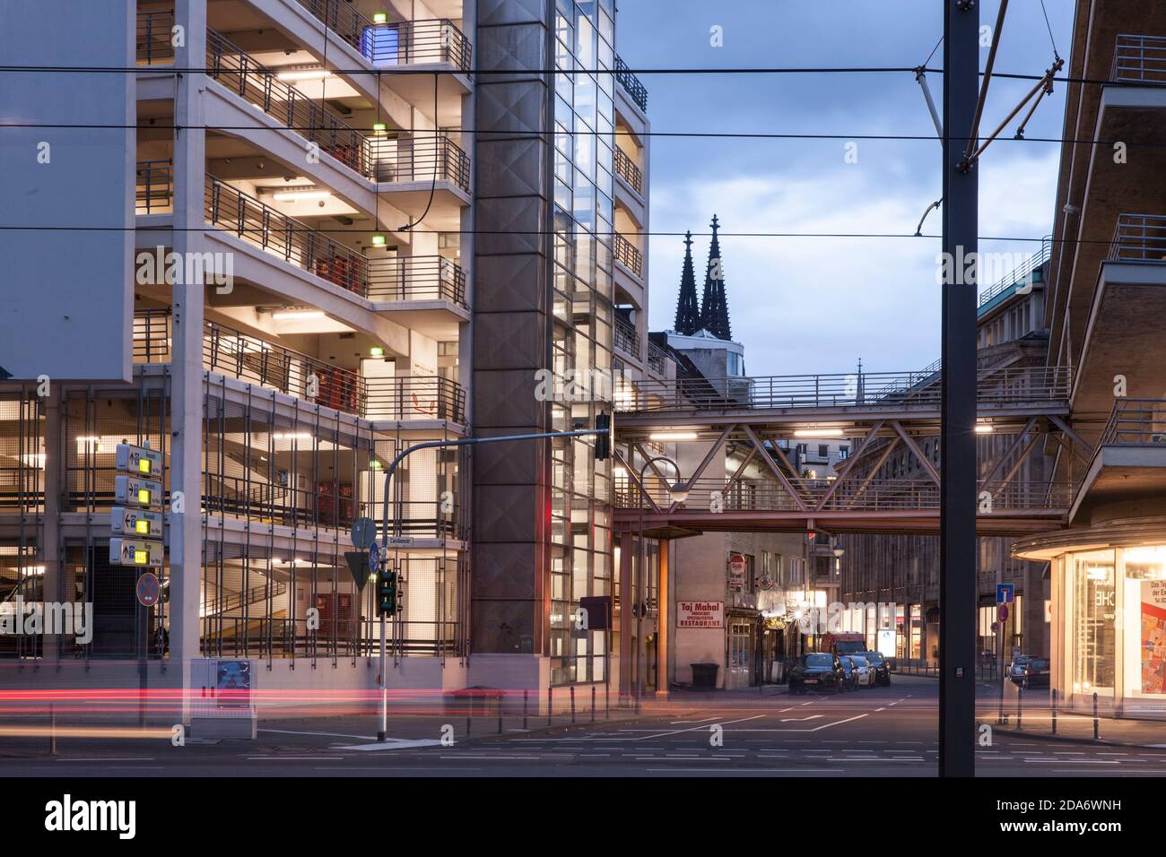 Aparcamientos de varios pisos de los grandes almacenes Kaufhof en Caecilienstrasse, con vistas a la catedral, Colonia, Alemania. Parkhaeuser des Kaufhofs an der Foto de stock