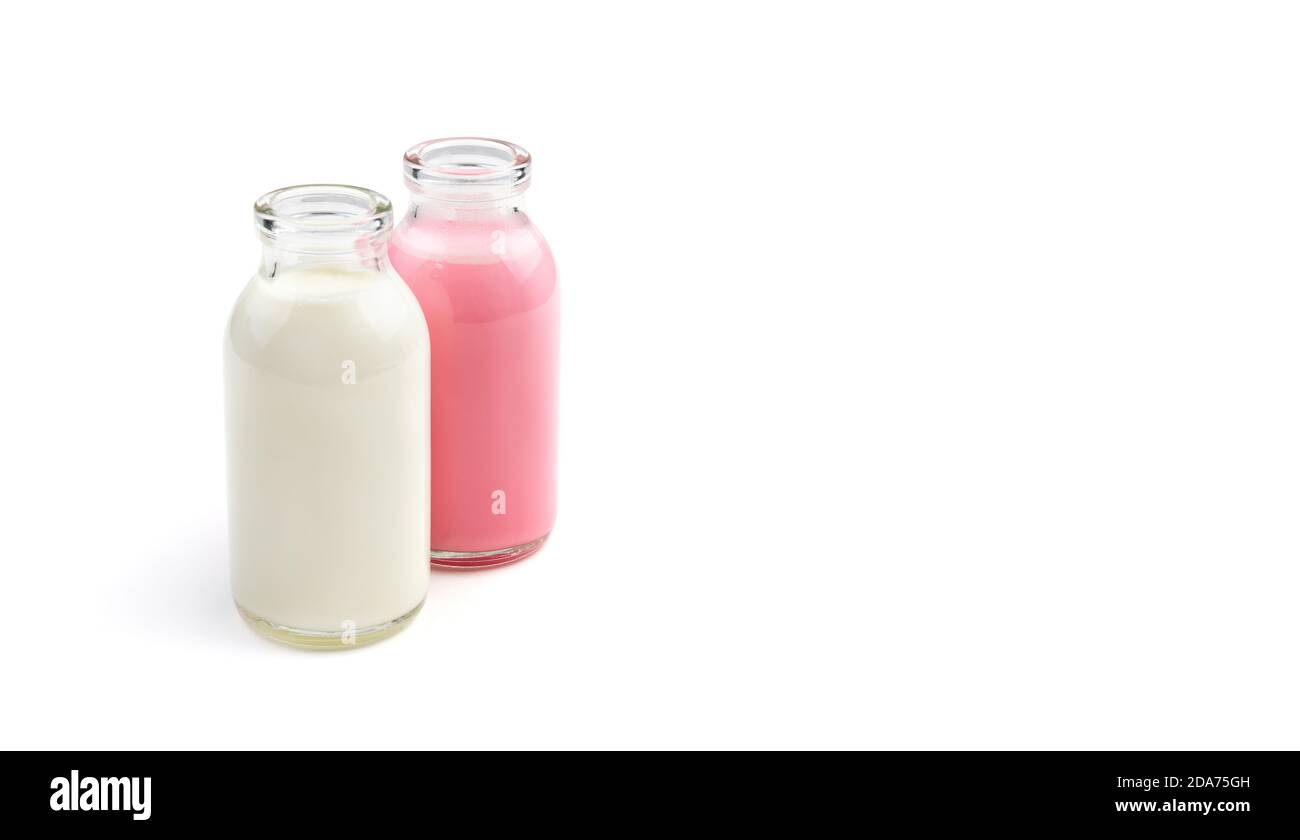 Fije Con El Pequeño Bebé Lindo Con La Botella De Leche. Bebé Recién Nacido  En Pijamas De Color Rosa Beber Leche .. Alimentación De Recién Nacido Con  Fórmula O Leche Materna. Sonrisa