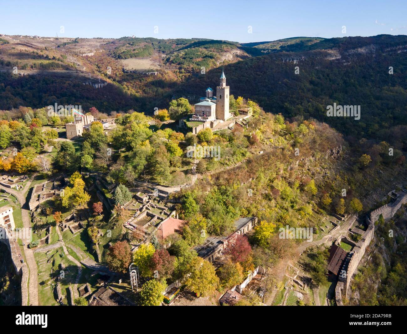 Vista aérea de las ruinas de la capital del segundo Imperio búlgaro fortaleza medieval Tsarevets, Veliko Tarnovo, Bulgaria Foto de stock