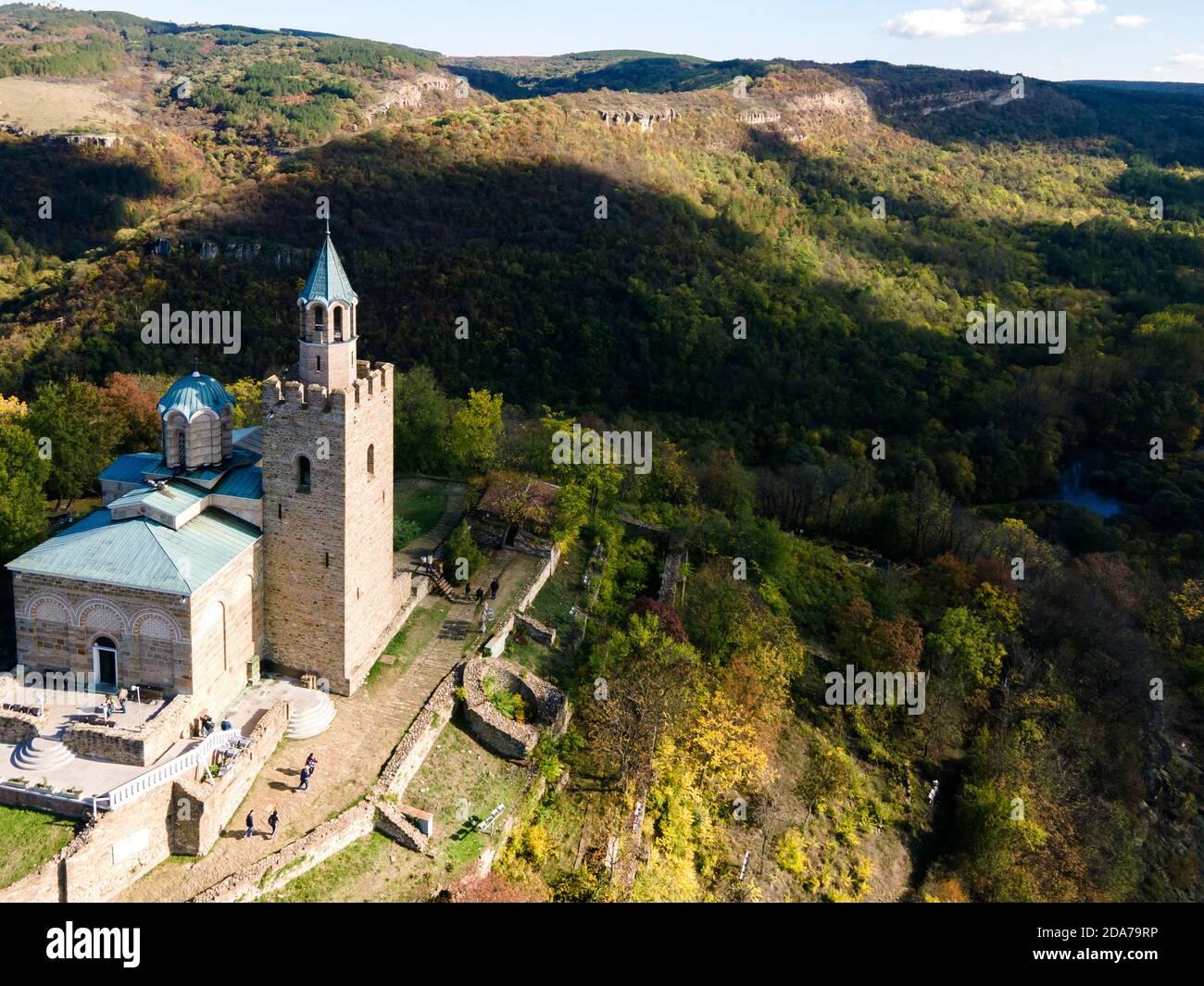 Vista aérea de las ruinas de la capital del segundo Imperio búlgaro fortaleza medieval Tsarevets, Veliko Tarnovo, Bulgaria Foto de stock