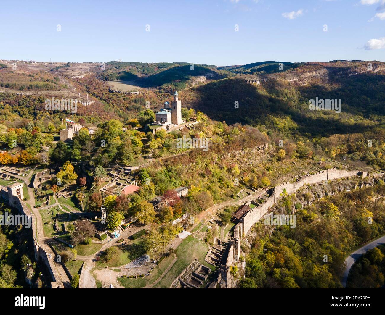 Vista aérea de las ruinas de la capital del segundo Imperio búlgaro fortaleza medieval Tsarevets, Veliko Tarnovo, Bulgaria Foto de stock