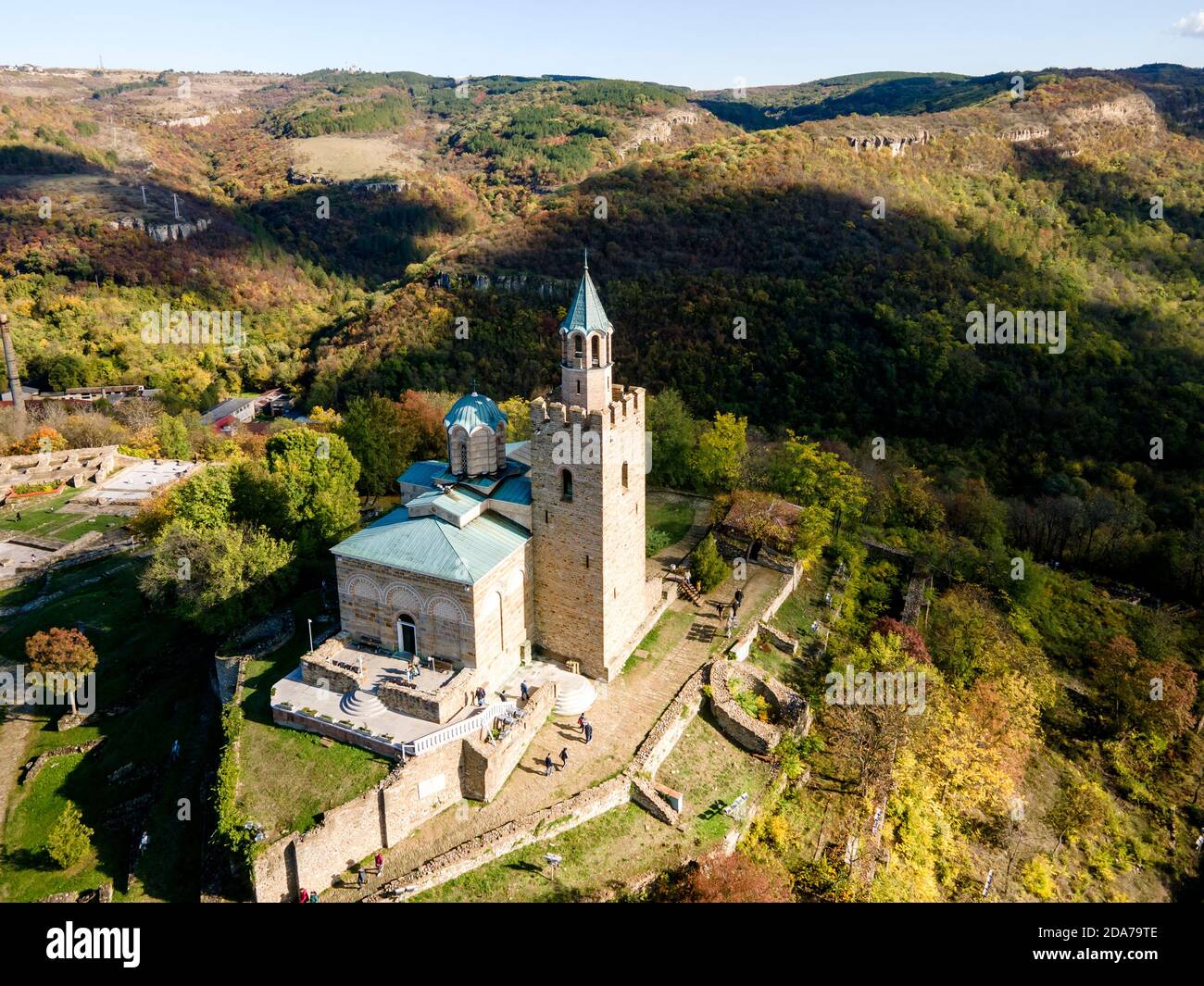 Vista aérea de las ruinas de la capital del segundo Imperio búlgaro fortaleza medieval Tsarevets, Veliko Tarnovo, Bulgaria Foto de stock