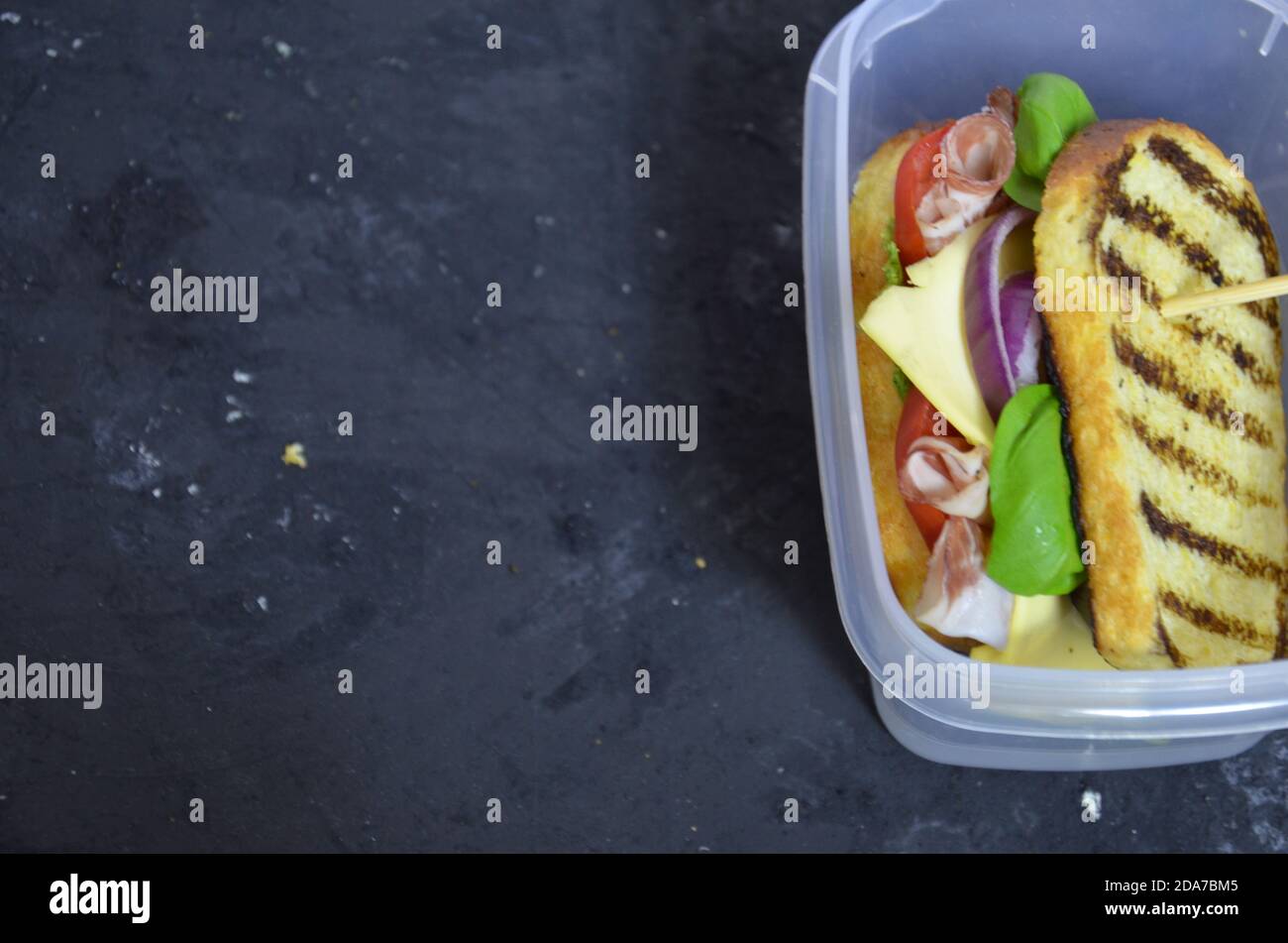 Saludable sandwich a la parrilla con lechuga, jamón, queso y tomate