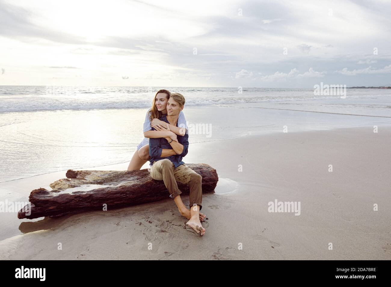 Pareja en la playa sentado en la arena mirando al mar fotografías e imágenes de alta resolución - Alamy Pareja en la playa sentado en la arena mirando al mar fotografías e imágenes de alta resolución - Alamy