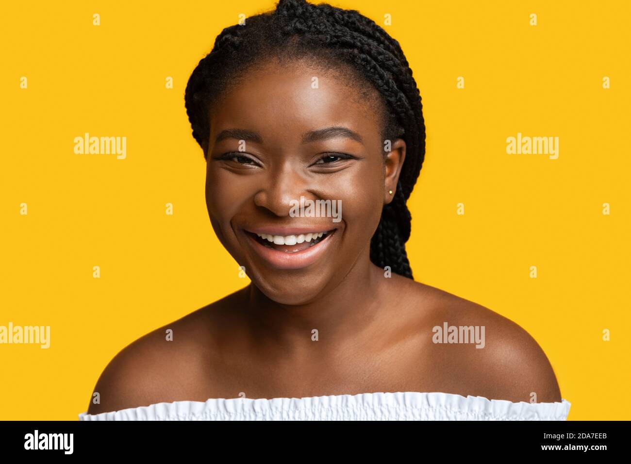 Feliz emoción. Primer plano de la alegre joven dama negra riendo de Cámara Foto de stock