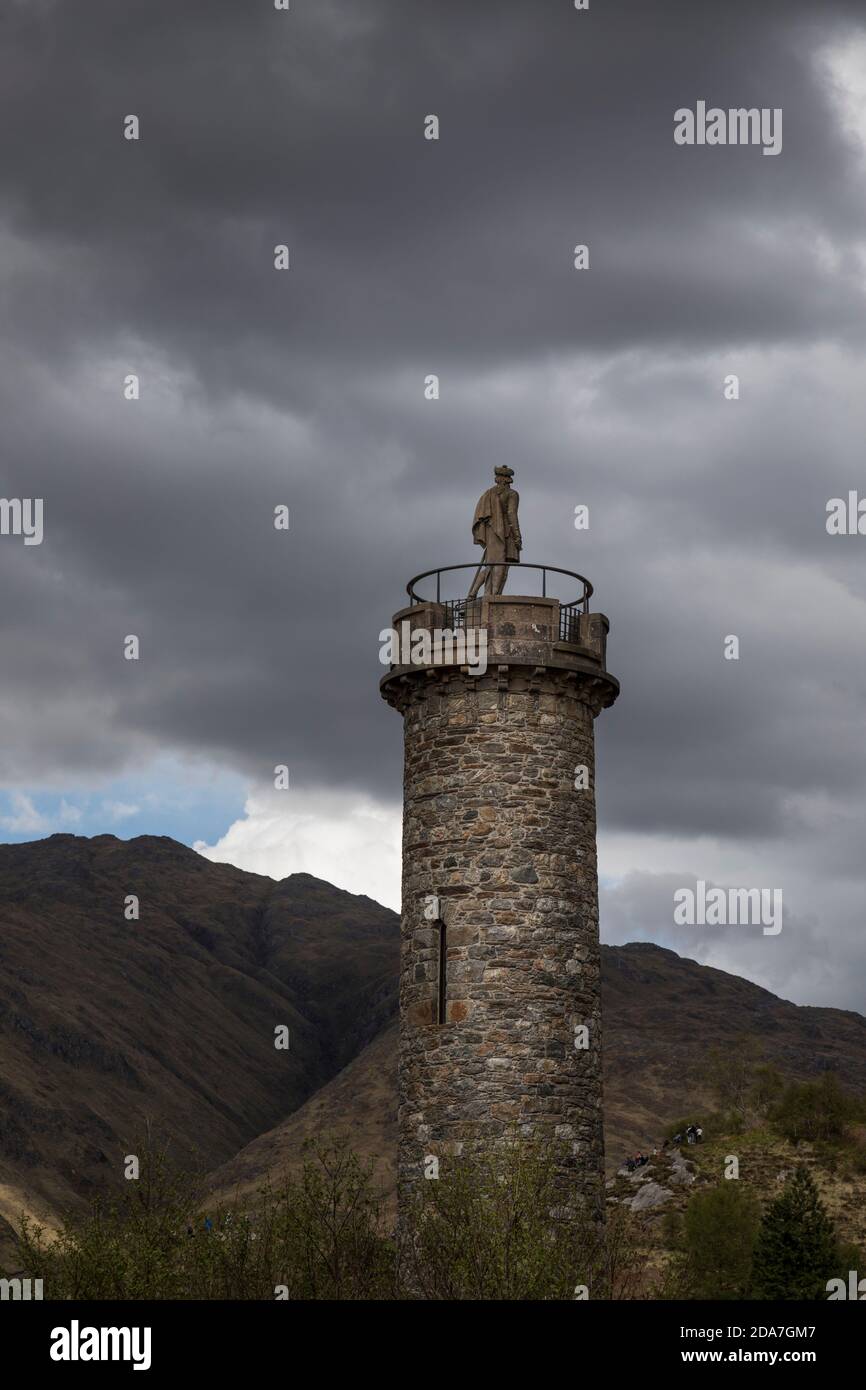El Highlander kilted en la parte superior de la 60ft (18m) La columna alta del Monumento a Glenfinnan es un homenaje a Aquellos que lucharon en el final Jacobita Risin Foto de stock