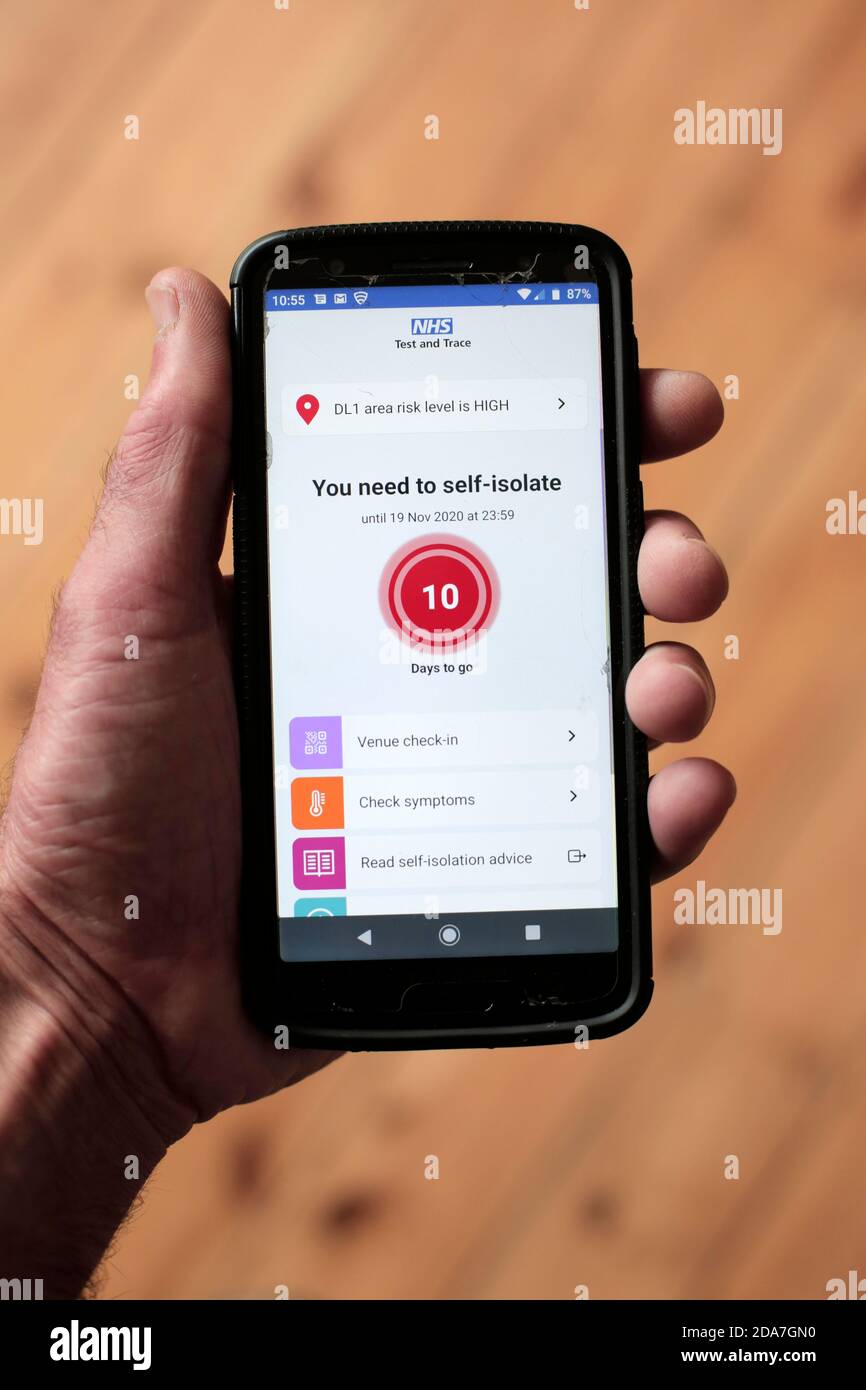 La aplicación Prueba y rastreo de NHS parpadea una advertencia de autoaislamiento en un smartphone. 10/11/2020. Fotografía: Stuart Boulton. Foto de stock