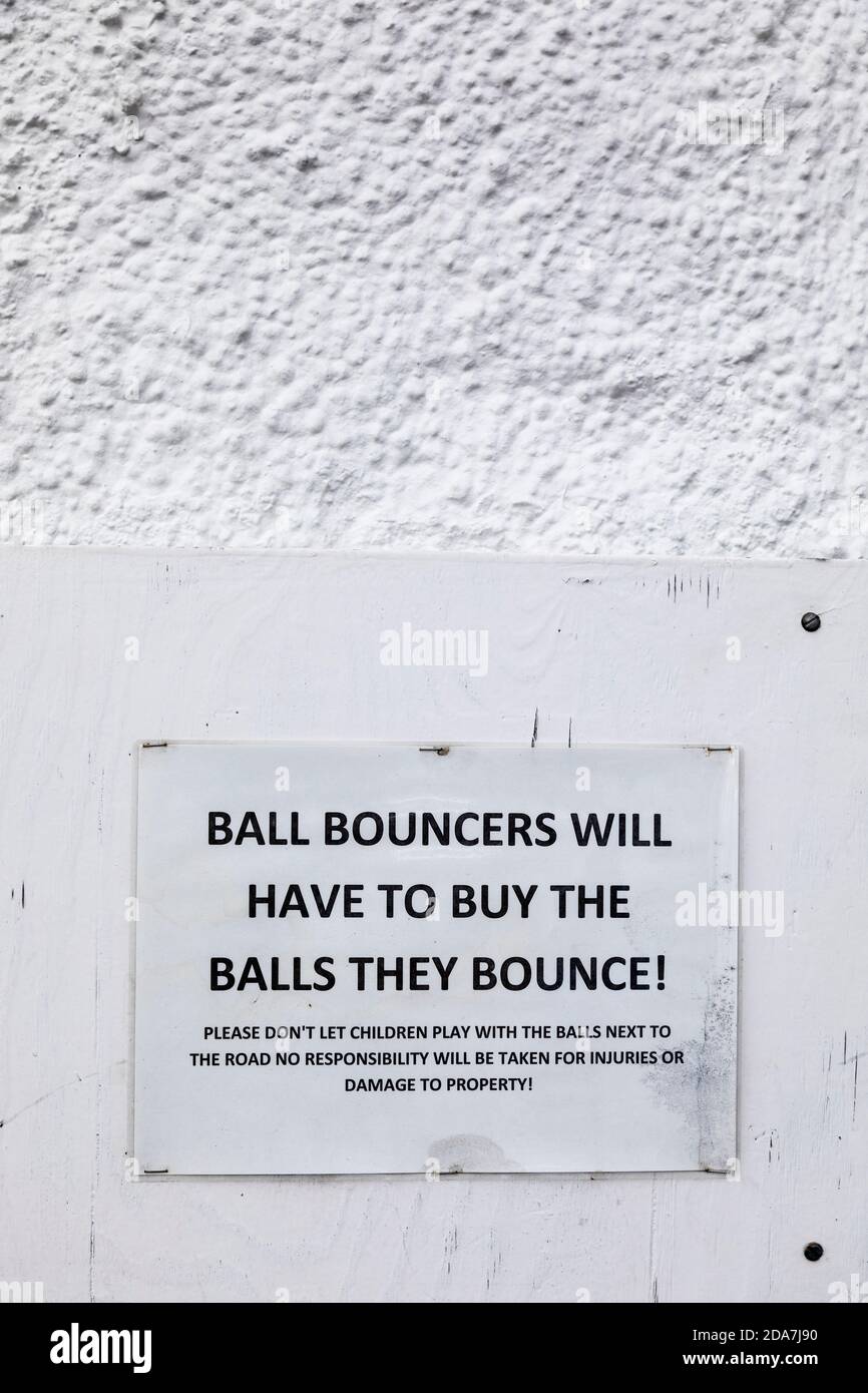 Aviso de la publicidad de balones fuera de una tienda con las condiciones de compra y advertencias sobre el uso, Escocia. Foto de stock