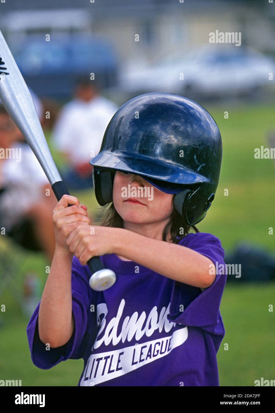 Un partido de béisbol de la Little League en marcha en un parque urbano en Redmond, Oregón, durante el verano. Foto de stock