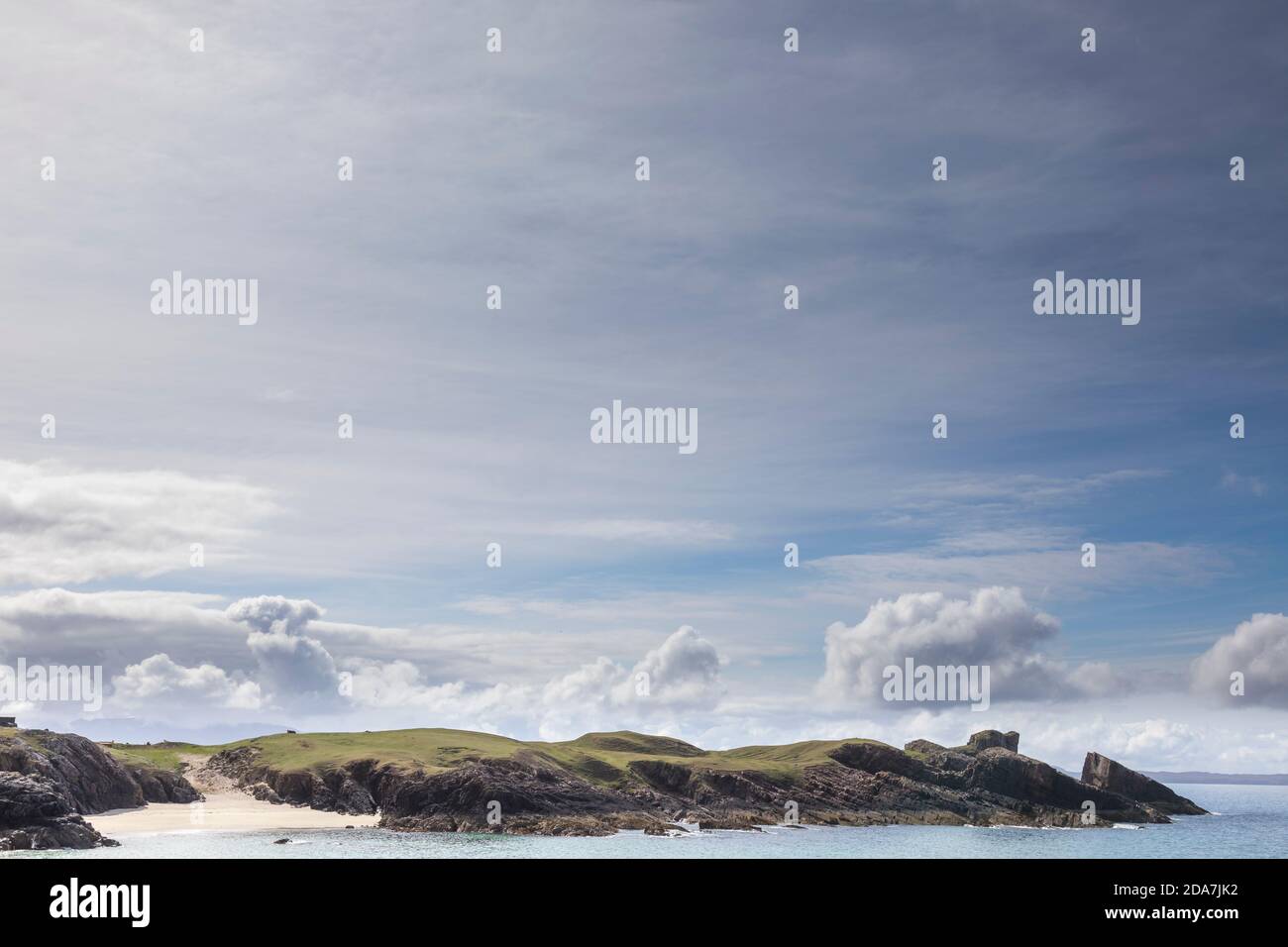 La famosa "roca de la plit" en la playa de Clachtoll, Escocia. Foto de stock
