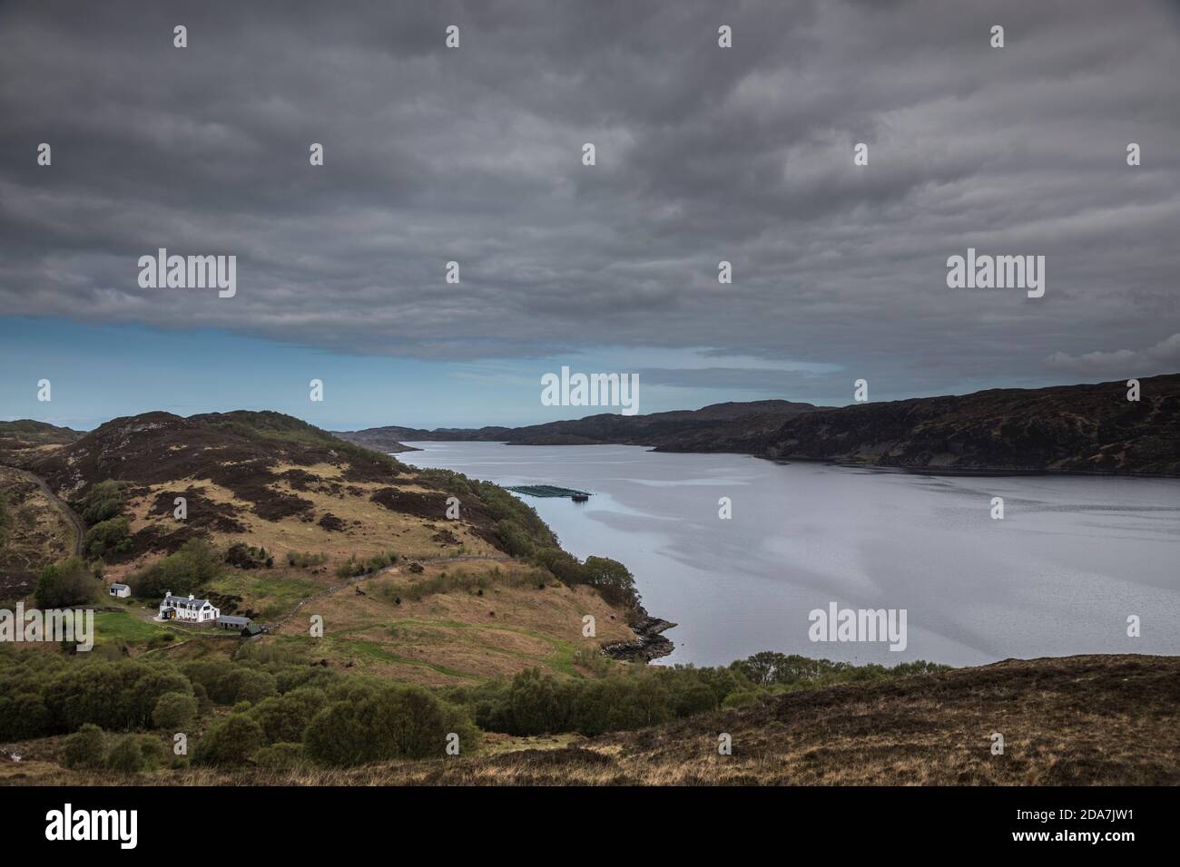 Vista del lago a' Chàirn Bhàin, Kylesku y el mar más allá, Escocia. Foto de stock
