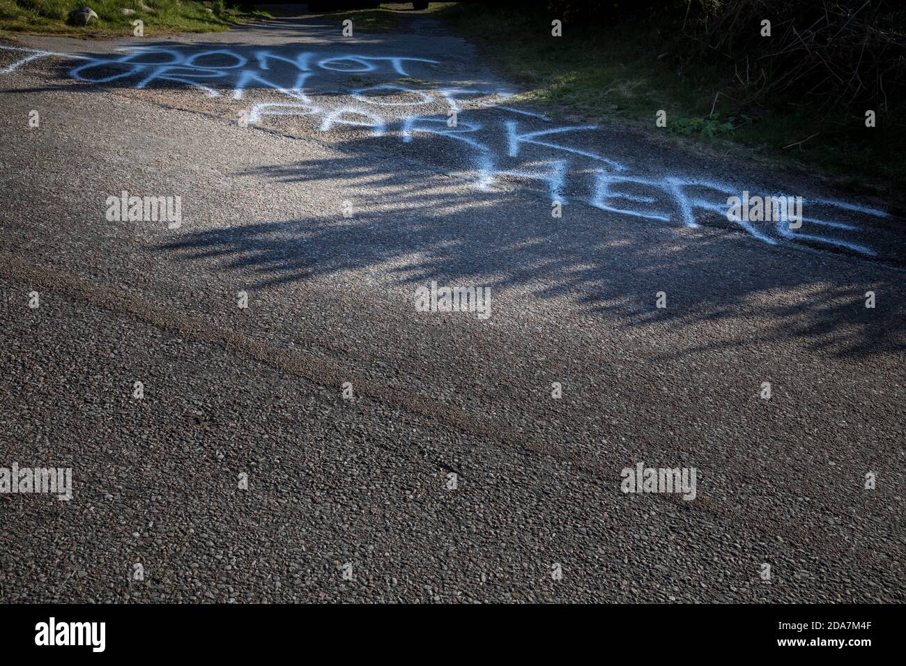 Mensaje pintado en la superficie de la carretera insistiendo 'no trun o parque aquí', Escocia. Foto de stock