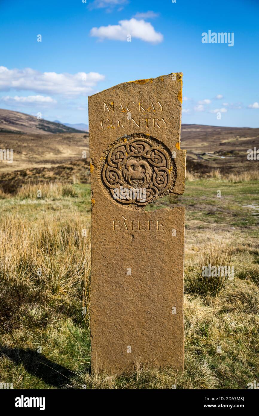 Señal de piedra que da la bienvenida a los visitantes a "MacKay Country", Crask Inn, Escocia. Foto de stock