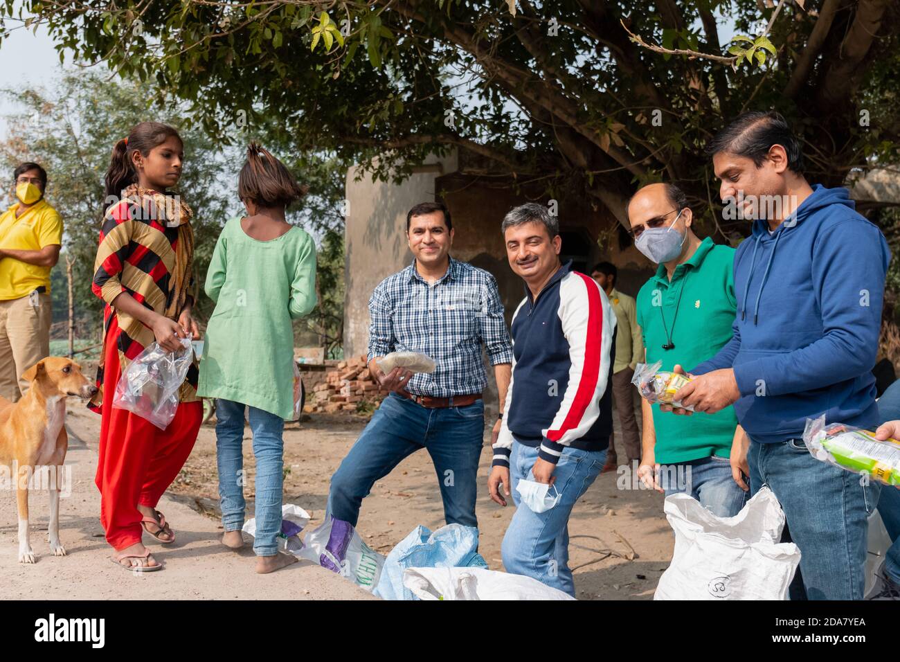 Grupo de jóvenes de ONG de la India que distribuyen alimentos a los niños pobres y a los barrios de tugurios durante una pandemia. Dar vuelta a la sociedad en tiempos difíciles, Noida Foto de stock
