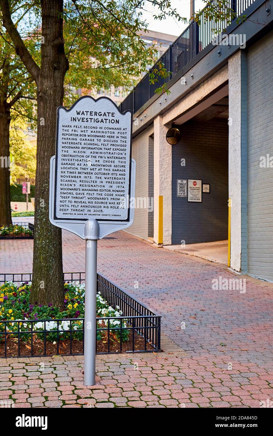 Un marcador conmemorativo, placa identifica el lugar de las reuniones