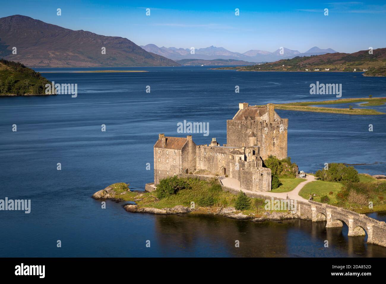 Temprano en la mañana a través de Castillo de Eilean Donan en Loch Duich, Dornie, Highlands, Escocia Foto de stock