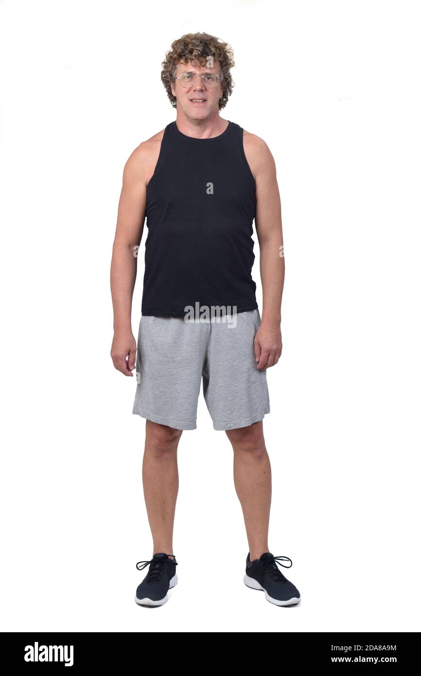 vista frontal de un hombre con camiseta de tirantes sportswear y. pantalones  cortos sobre fondo blanco Fotografía de stock - Alamy