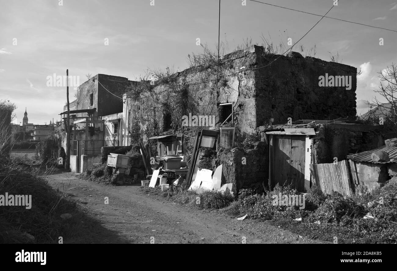 Un edificio viejo parece casi abandonado en este negro y.. Foto blanca tomada en el sur de Italia Foto de stock