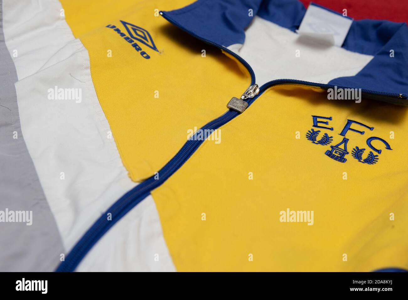 Chaqueta deportiva Everton Umbro EFC amarilla blanca gris y azul con cremallera Foto de stock