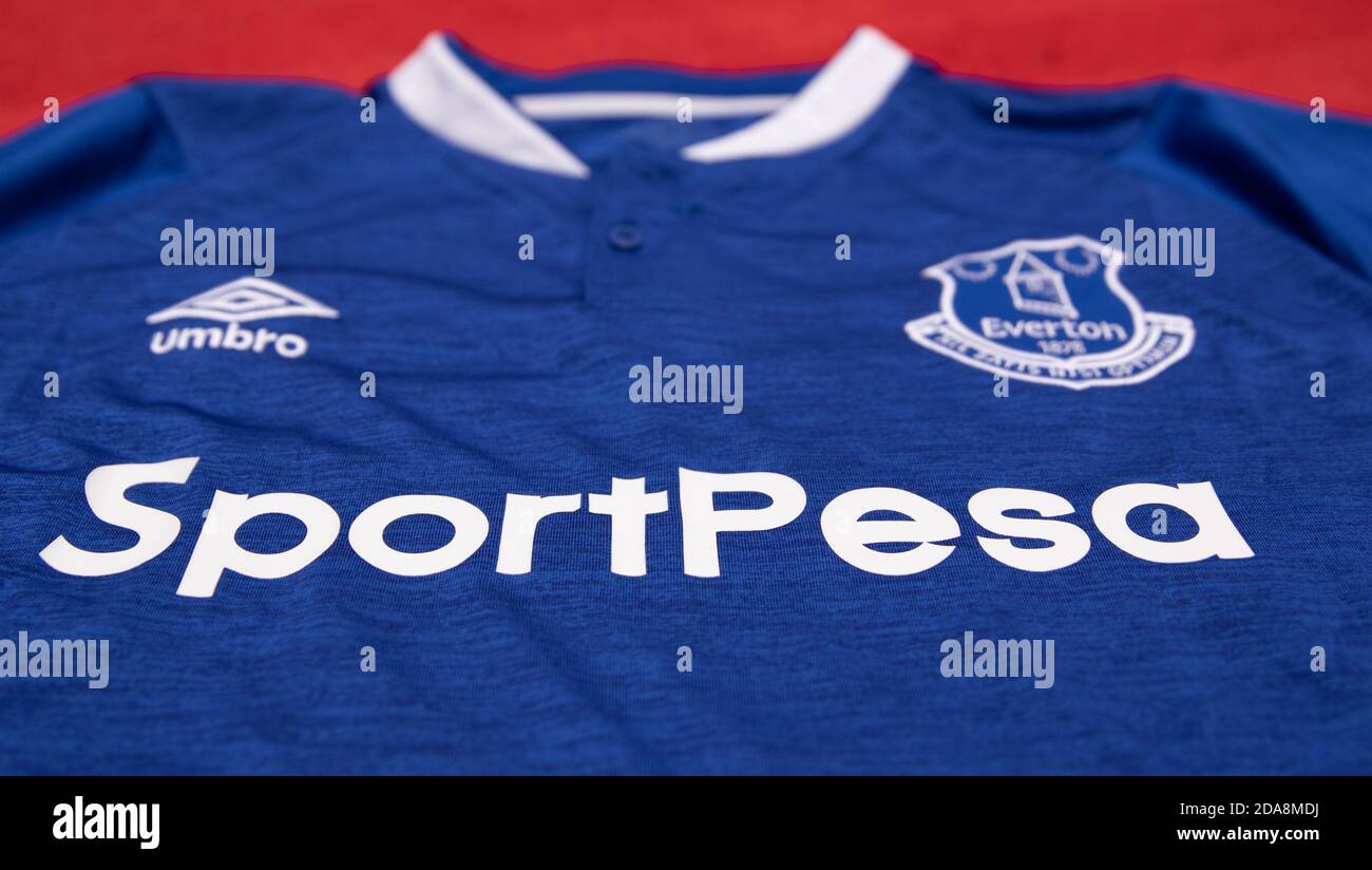 Frente de la camiseta Everton FC Umbro Home 2018 2019 Con el patrocinio de  Sportpesa Fotografía de stock - Alamy