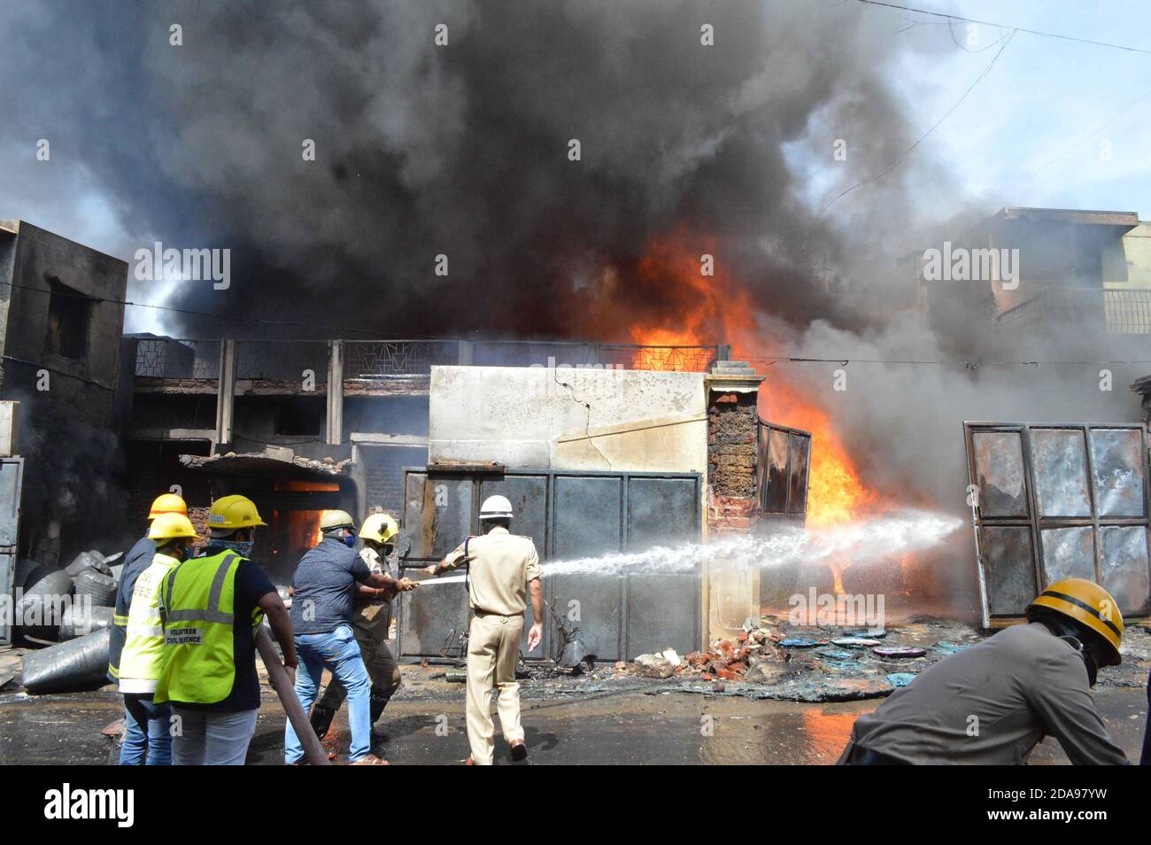 Bangalore. 10 de noviembre de 2020. La foto tomada el 10 de noviembre de 2020 muestra a los bomberos que trabajan para extinguir el incendio en una fábrica química en Batuji Nagar, en Bangalore, India. Crédito: Str/Xinhua/Alamy Live News Foto de stock