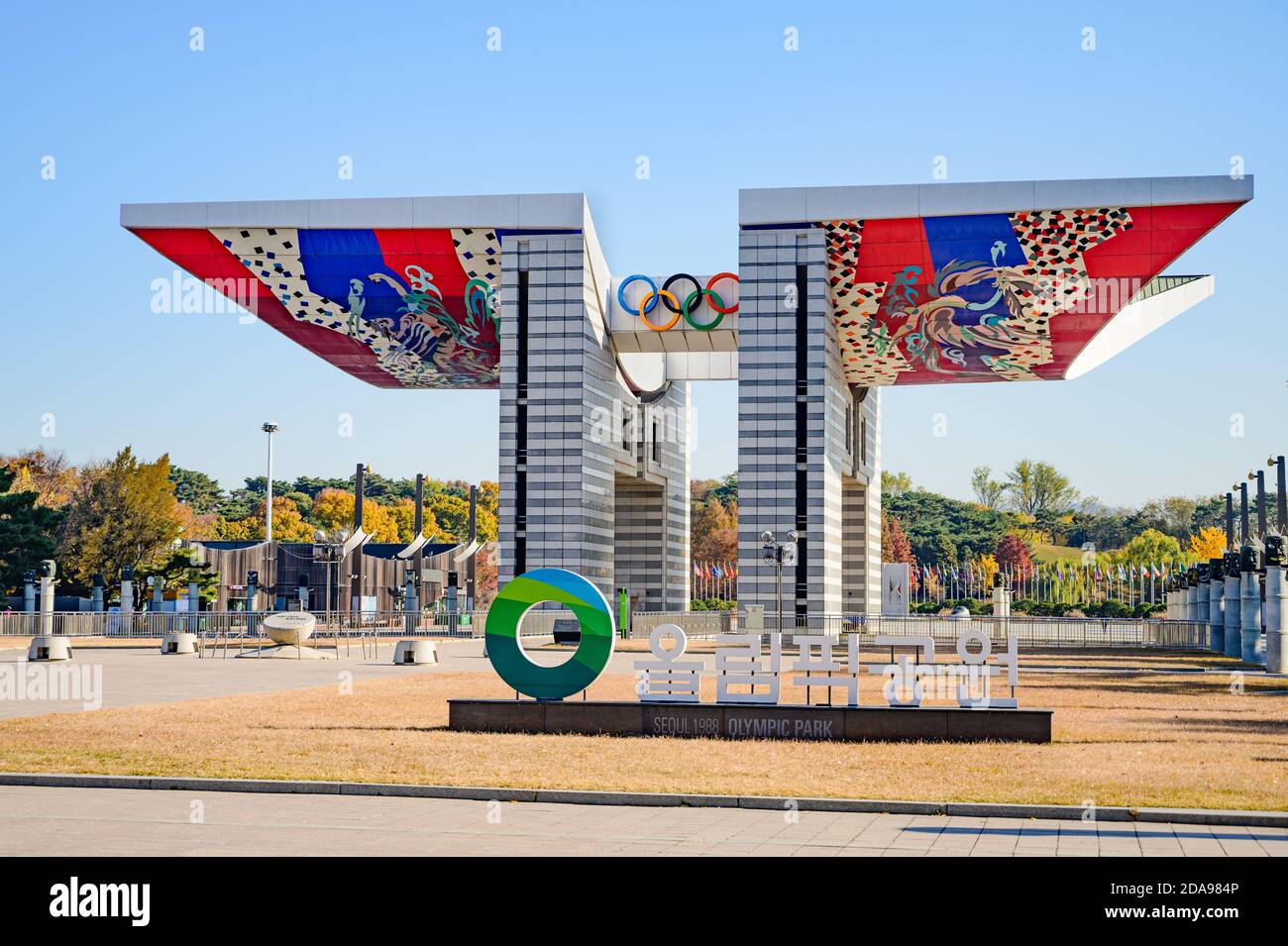 Seúl, Corea del Sur-Noviembre 2020: Puerta Mundial de la Paz en el Parque Olímpico de Seúl. Foto de stock