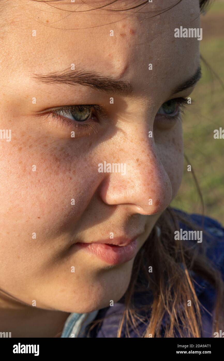 La cara natural de una chica sin maquillaje y pecas que parecen hermosas con un sol brillante por la noche Fotografía de stock - Alamy La cara natural de una chica sin maquillaje y pecas que parecen hermosas con un sol brillante por la noche Fotografía de stock - Alamy