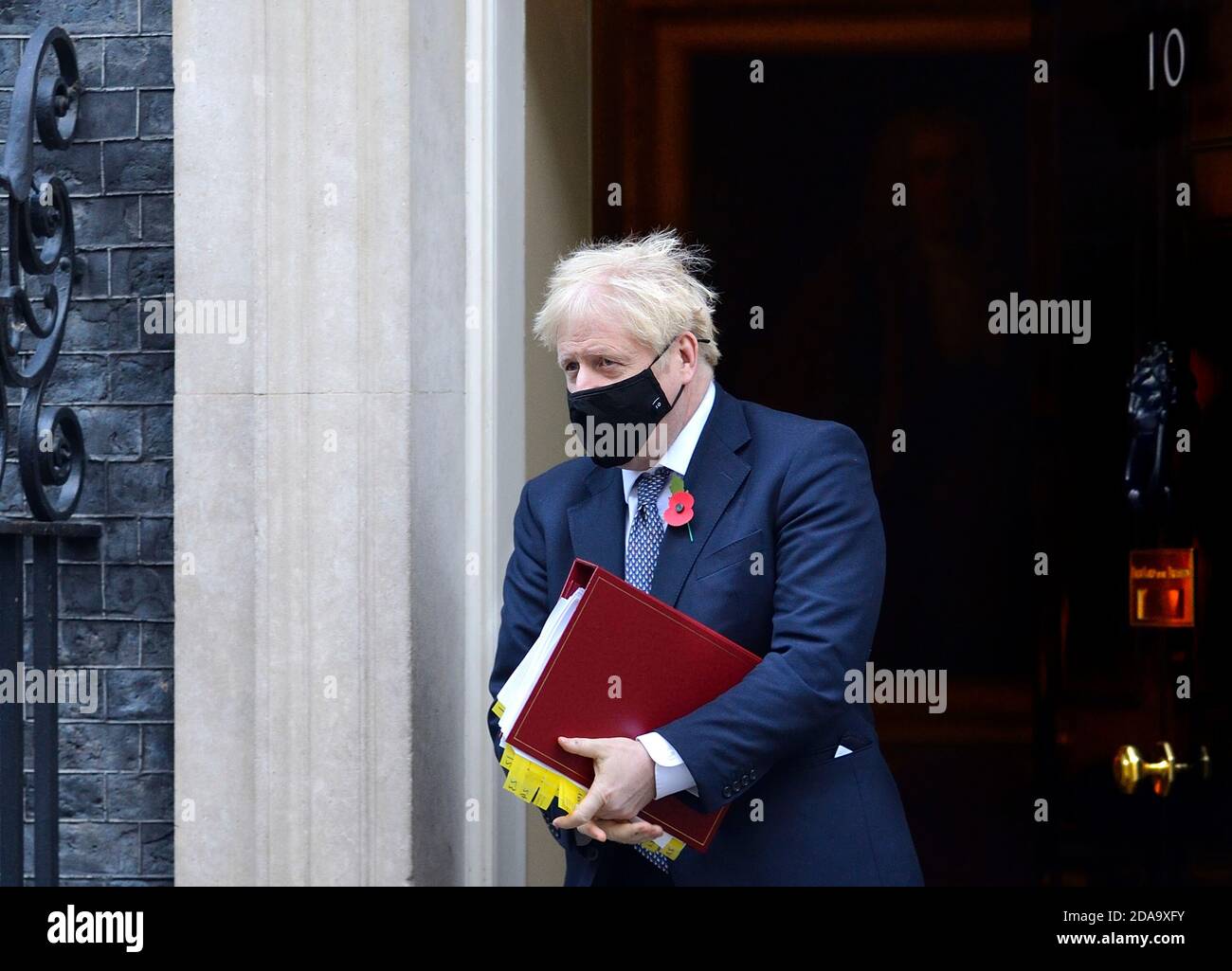 El primer Ministro británico Boris Johnson deja 10 Downing Street para las preguntas del primer Ministro en el Parlamento, 4 de noviembre de 2020 Foto de stock