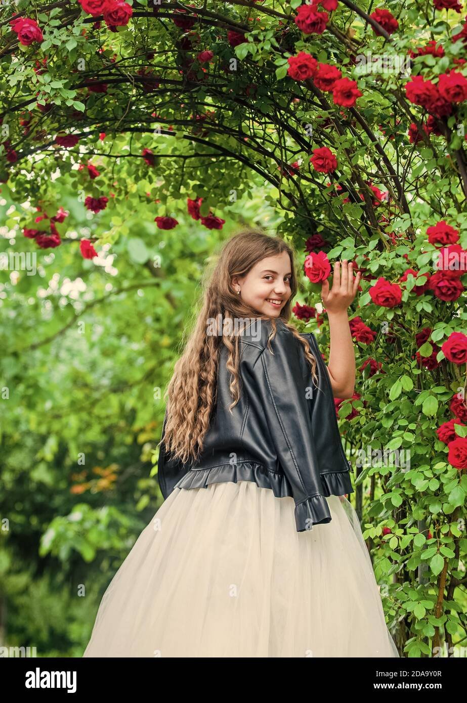Moda vestido de lujo y chaqueta de cuero en el jardín de rosas, concepto de princesa con estilo Fotografía stock - Alamy