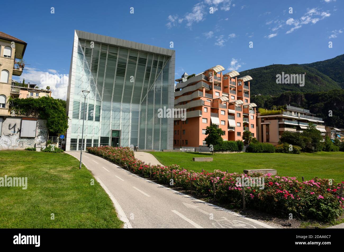 Bolzano. Italia. Vista exterior del Museion, Museo de Arte moderno y Contemporáneo (museo di arte moderna e contemporanea). Foto de stock
