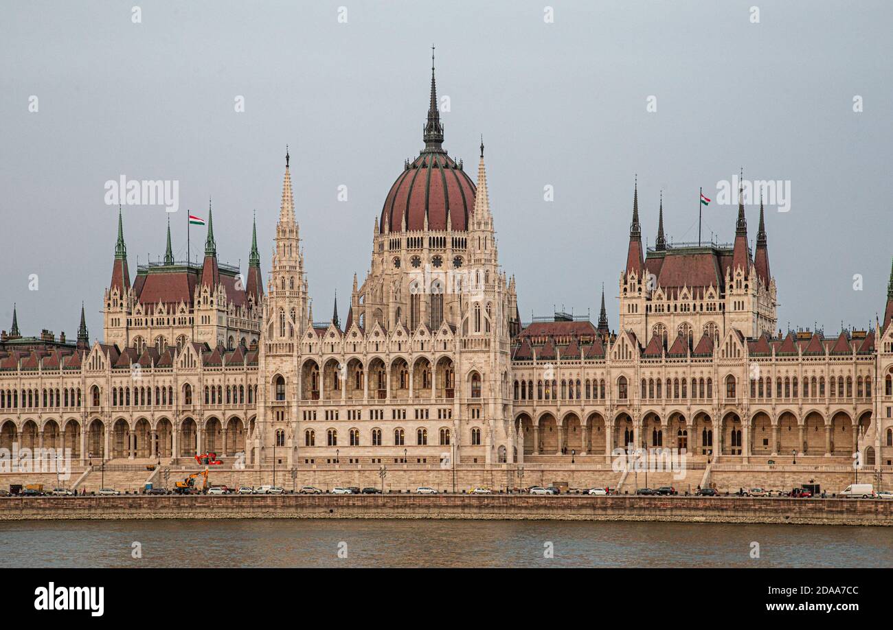 Budapest, Hungría - 27 de marzo de 2018: Parlamento en Budapest por el río Danubio desde arriba. Panorama de plagas del Danubio - Patrimonio de la Humanidad de la UNESCO Foto de stock