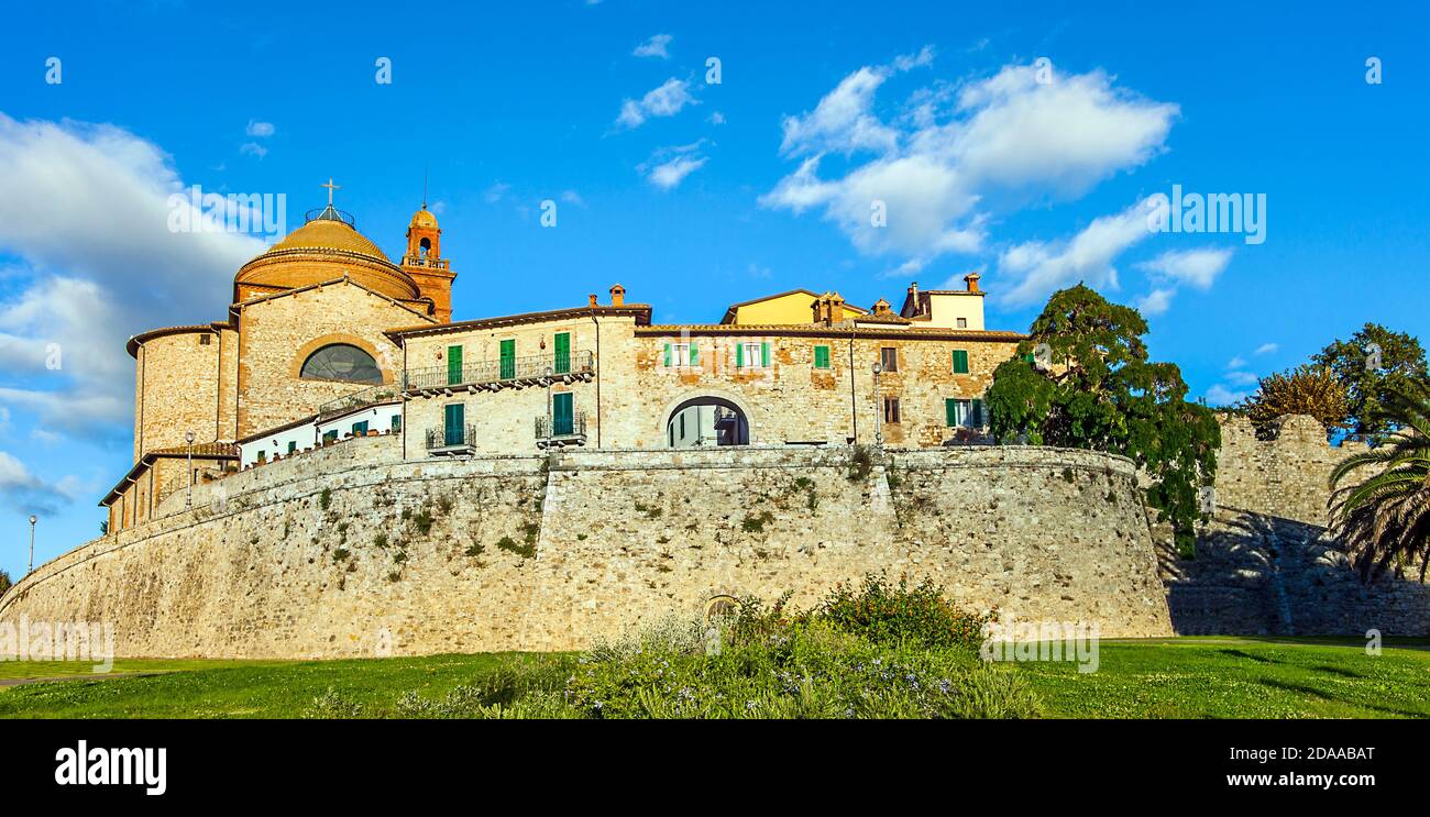 Vista del casco antiguo de Castiglione del Lago Perugia Umbría Italia Foto de stock