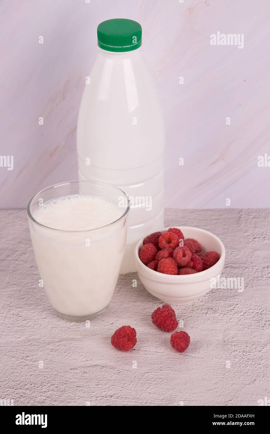 El kefir es una bebida láctea fermentada probiótica fría para un intestino sano, alimentos fermentados, el concepto de una flora intestinal saludable. Foto de stock