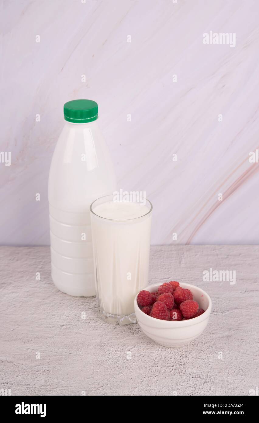 Bebida de leche con keifir probióticos, útil para el tracto digestivo. Espacio de copia Foto de stock
