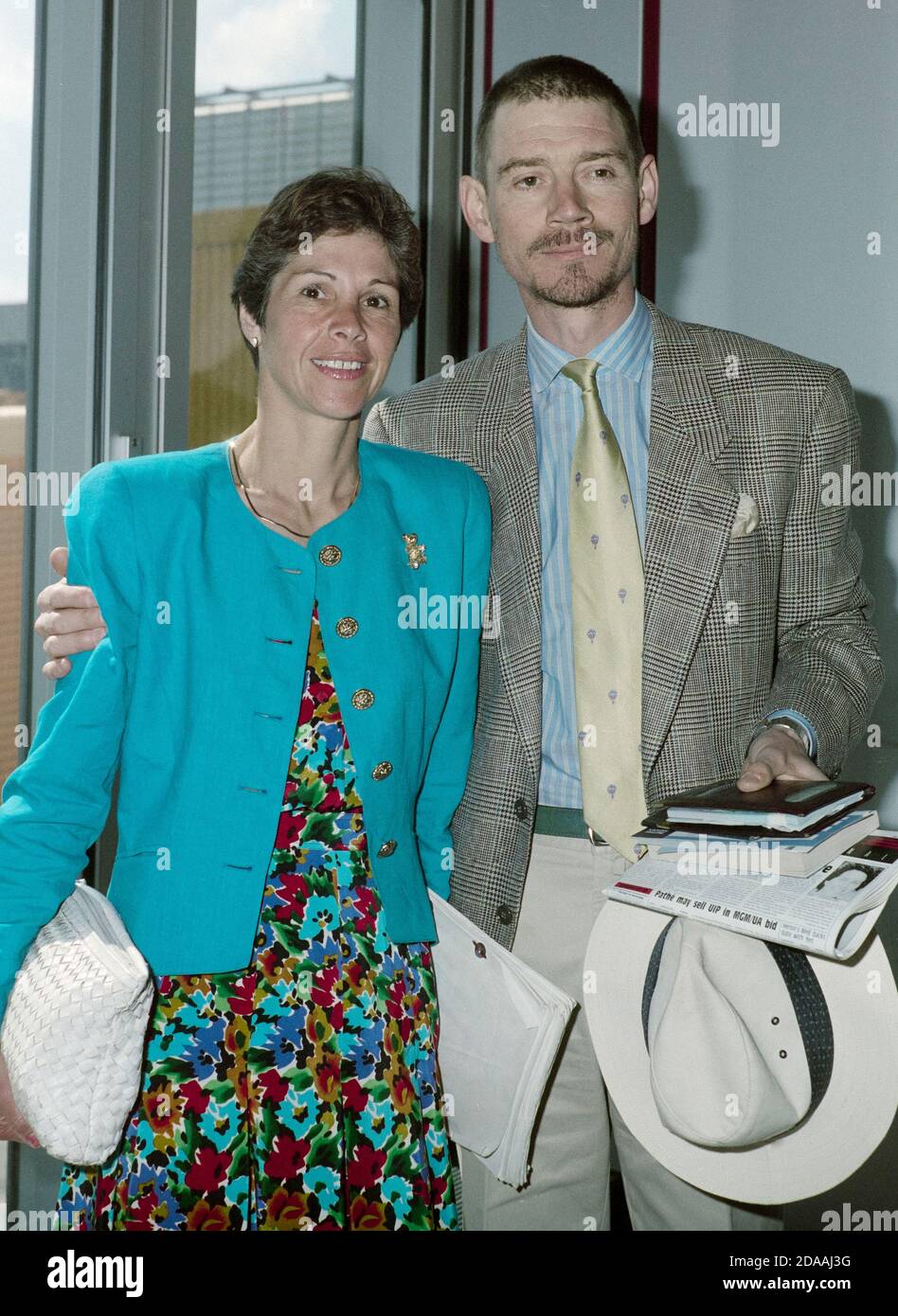 El Actor Ingles Anthony Andrews Y Su Esposa Georgina Simpson En Londres Aeropuerto De Heathrow 1990 De Junio Fotografia De Stock Alamy