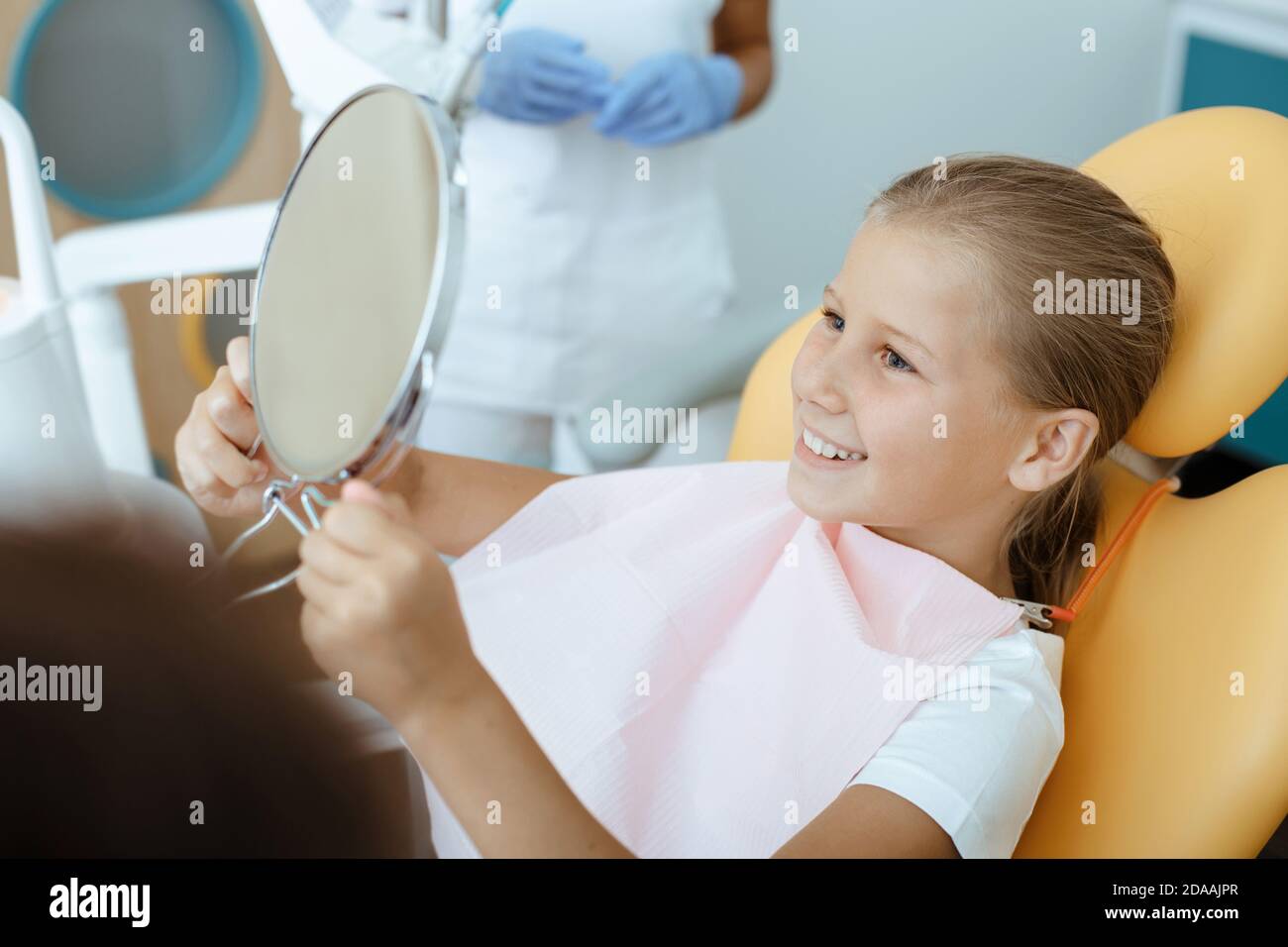 Trate los dientes malos y la sonrisa blanca como la nieve después del procedimiento Foto de stock