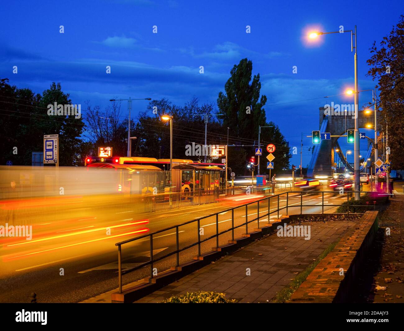 Tráfico nocturno en una ciudad. Vida urbana, Transporte público Foto de stock