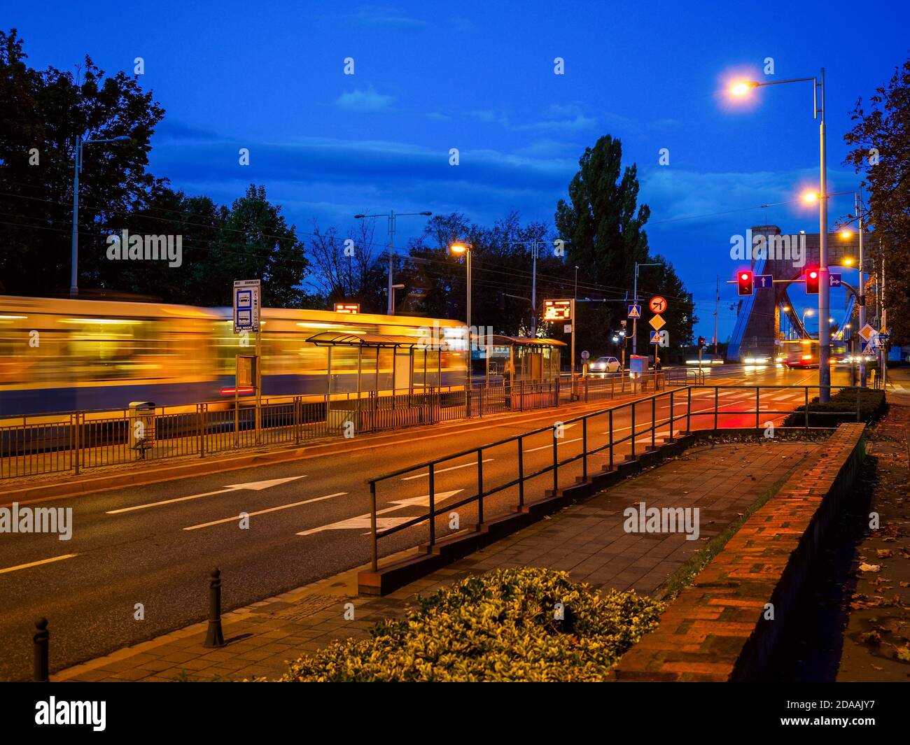 Tráfico nocturno en una ciudad. Vida urbana, Transporte público Foto de stock
