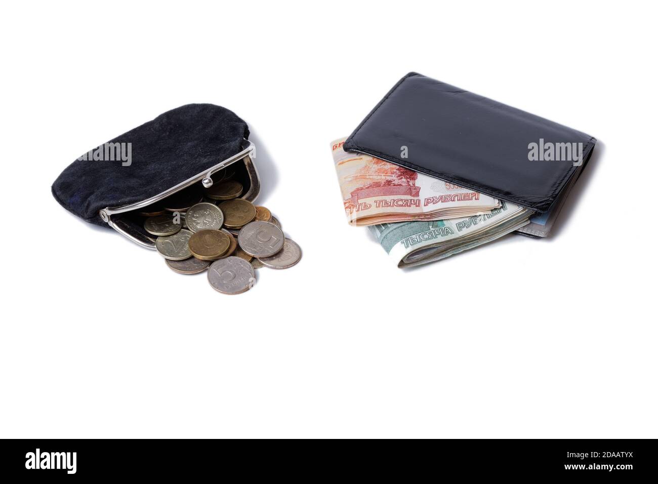 Bolso con monedas y billetera con efectivo aislado en blanco Foto de stock