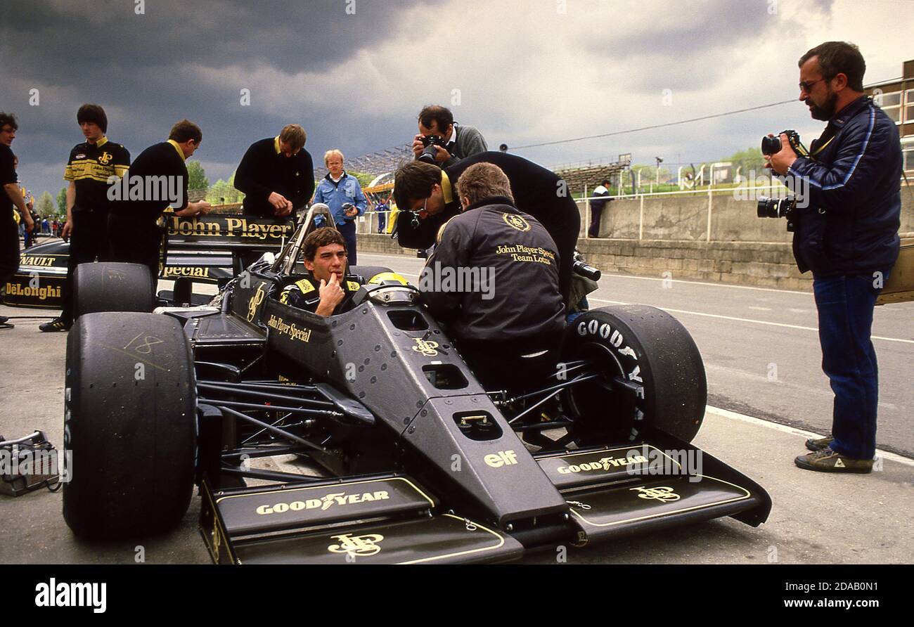 Ayrton Senna en su Lotus-Renault en el 1985 European Grand Prix Brands Hatch Reino Unido Foto de stock