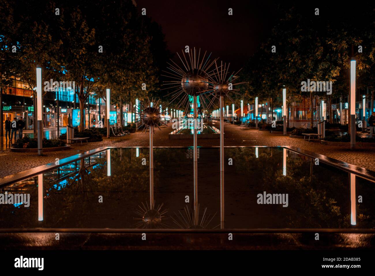 DRESDEN, ALEMANIA - 24 DE JULIO de 2019: Vista nocturna de las calles de la ciudad Foto de stock