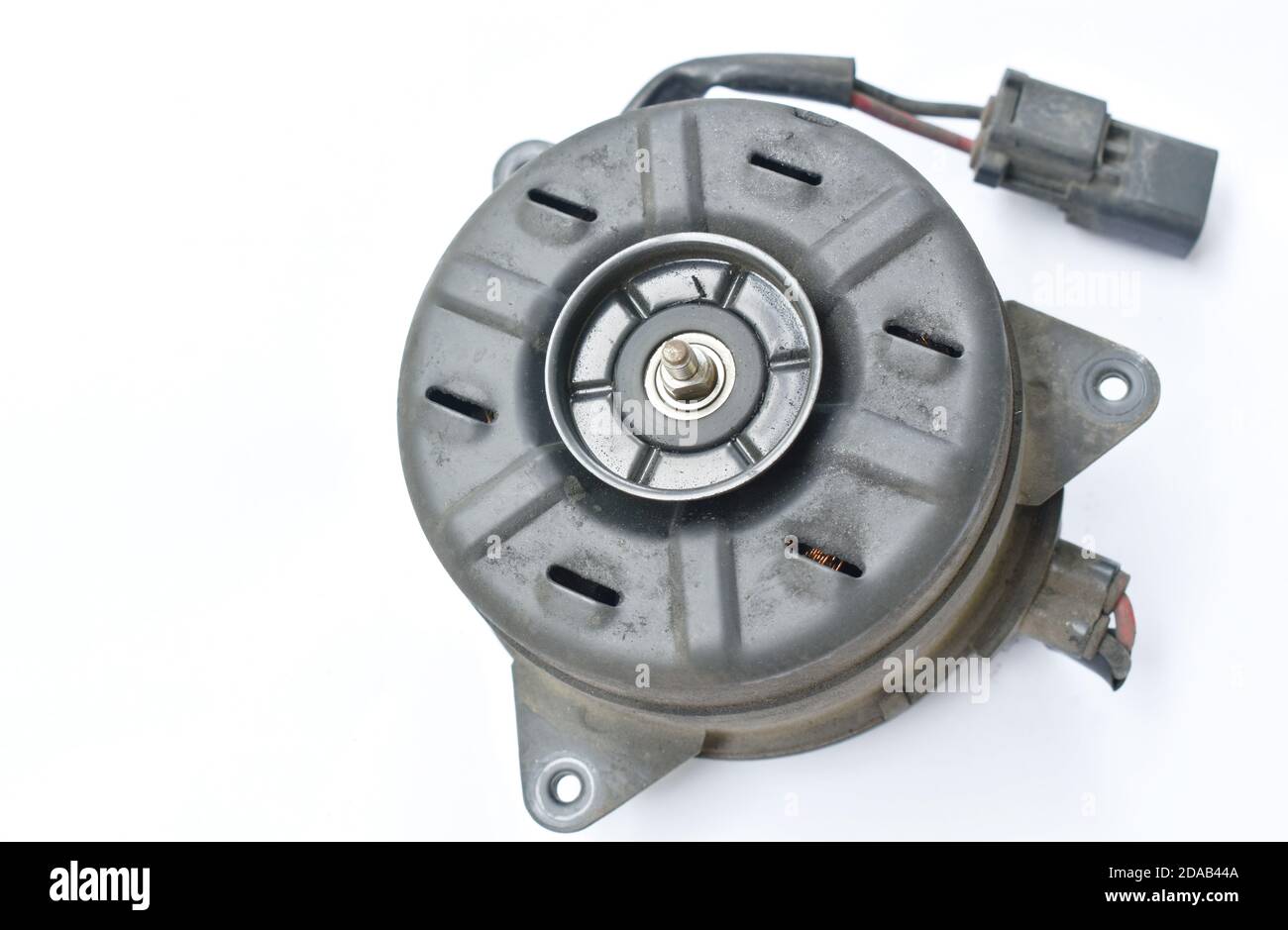 motor del ventilador eléctrico roto para el sistema de aire acondicionado  del coche encendido fondo blanco Fotografía de stock - Alamy