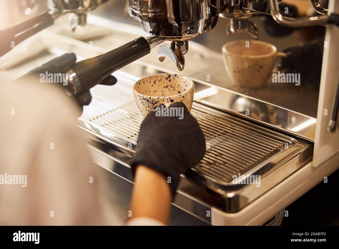 Barista haciendo espresso para el visitante en una moderna máquina de café  Fotografía de stock - Alamy