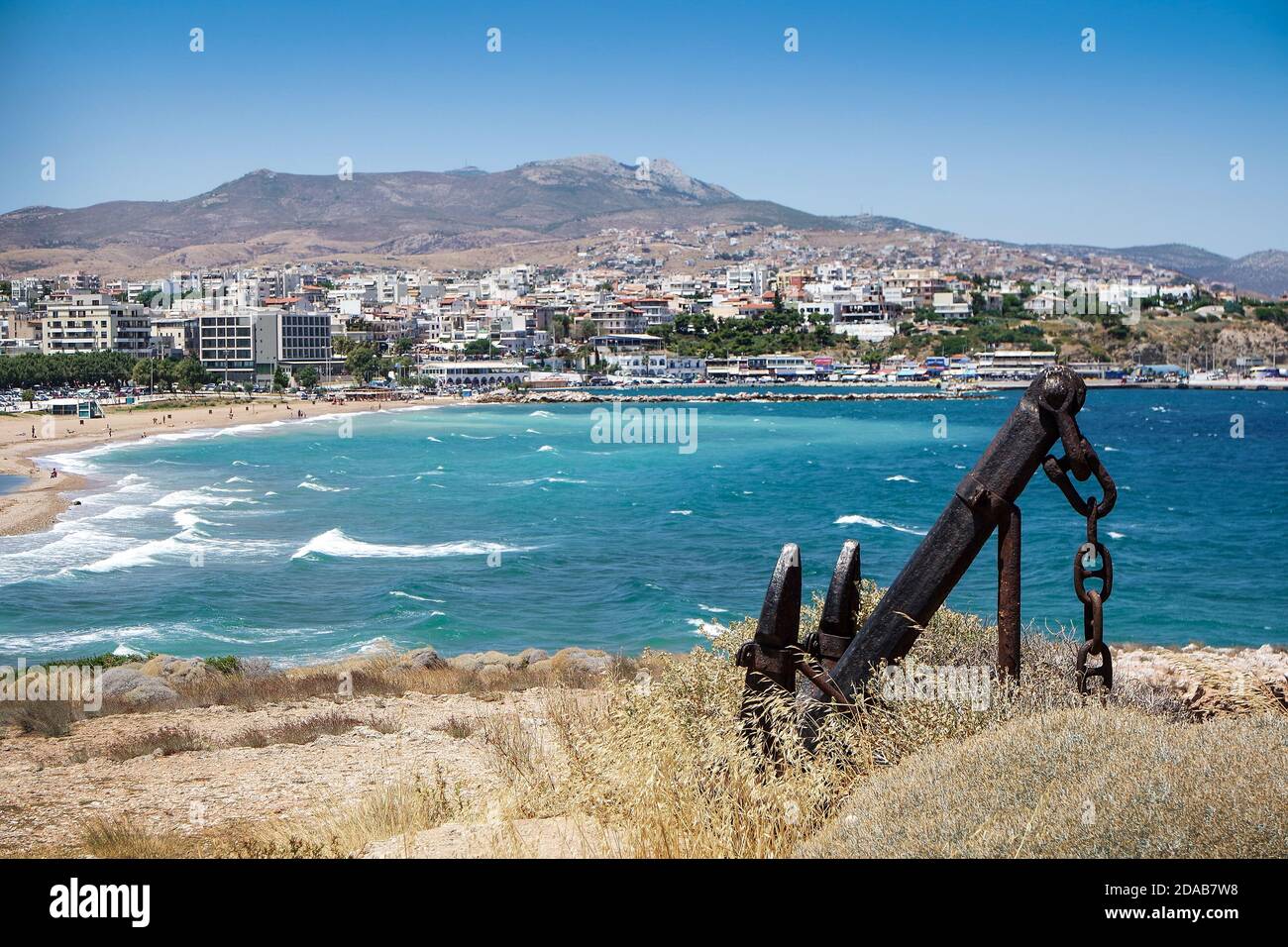 Vista a la playa y el puerto de Rafina ciudad en Grecia Fotografía de stock  - Alamy