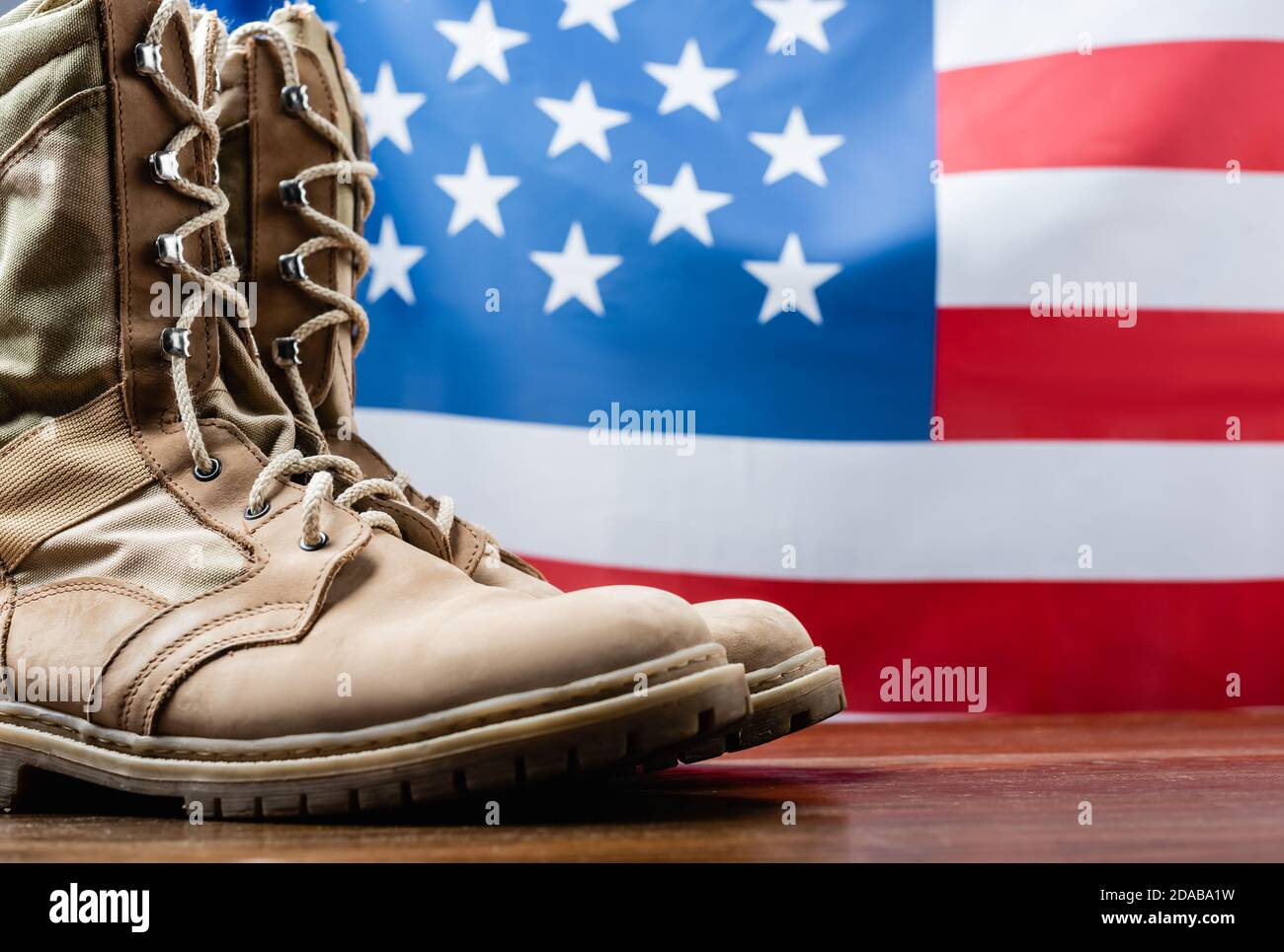 botas del ejército cerca de la bandera americana sobre fondo borroso  Fotografía de stock - Alamy