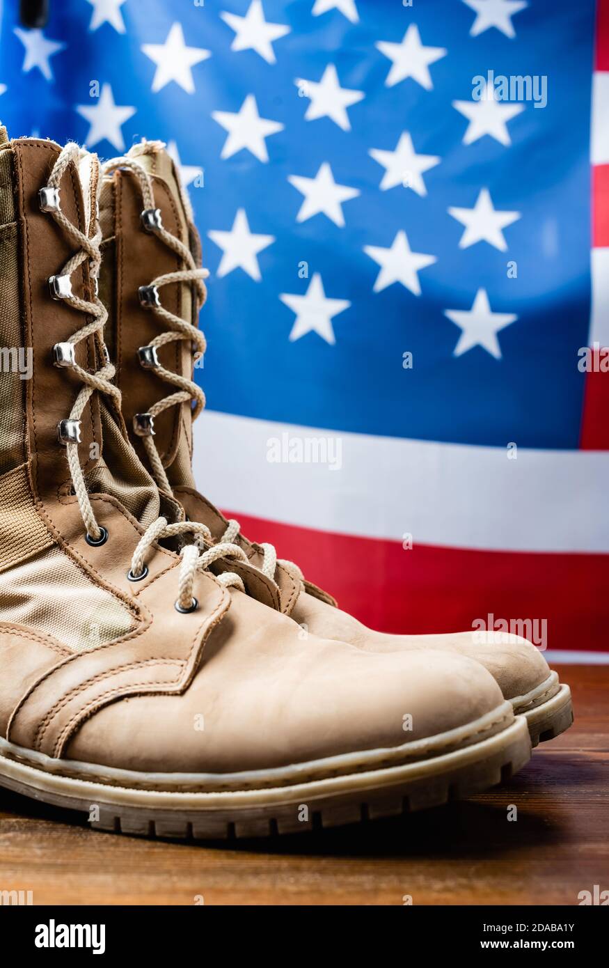 botas militares cerca de la americana sobre fondo borroso Fotografía de stock - Alamy