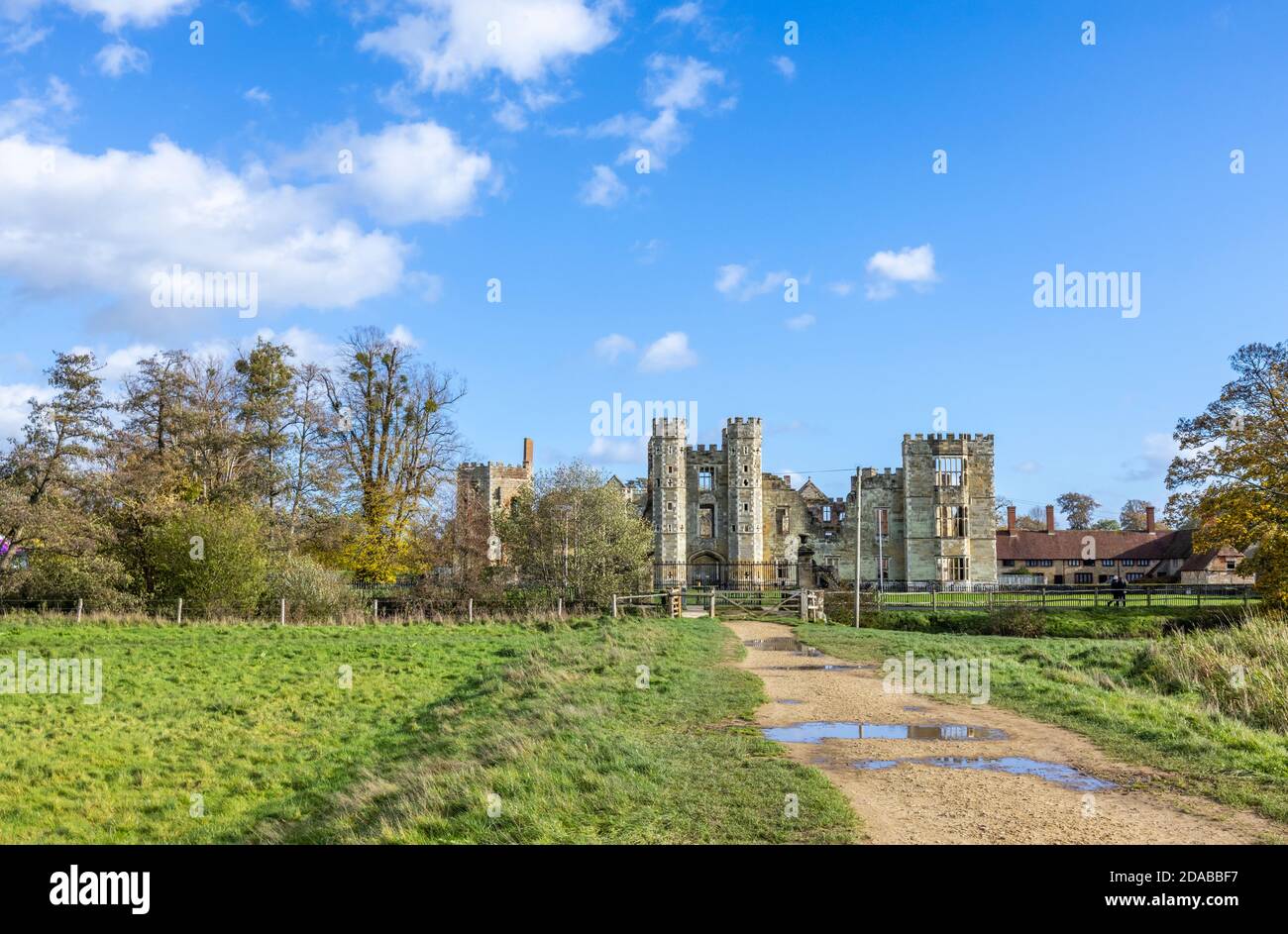 Las ruinas de Cowdray House (o Castillo) una casa señorial Tudor en Cowdray, Midhurst, una ciudad en West Sussex, al sureste de Inglaterra Foto de stock