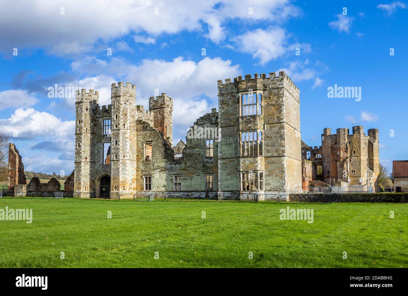 Las ruinas de Cowdray House (o Castillo) una casa señorial Tudor en Cowdray, Midhurst, una ciudad en West Sussex, al sureste de Inglaterra Foto de stock