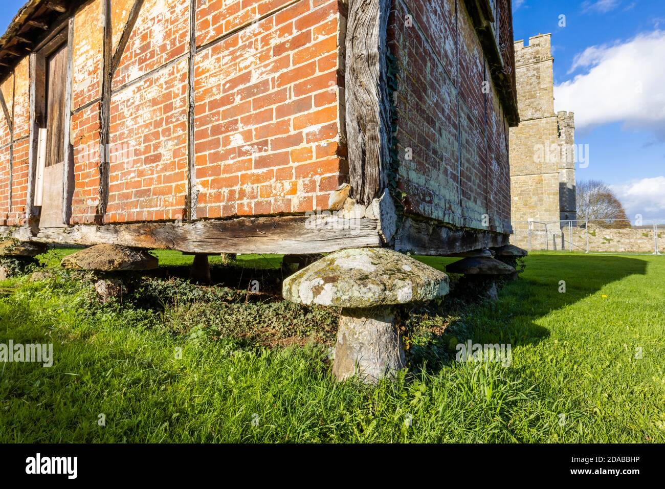 Granero tradicional de pie sobre piedras en las ruinas de Cowdray House (o Castillo) una casa señorial Tudor en Cowdray, Midhurst, West Sussex Foto de stock